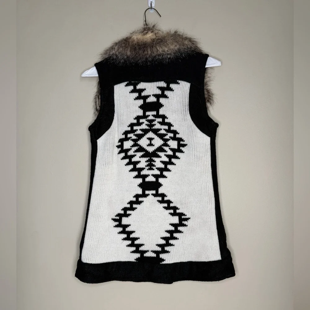 Thread & Supply Black Vest with Faux Fur Trim - Picture 2 of 4